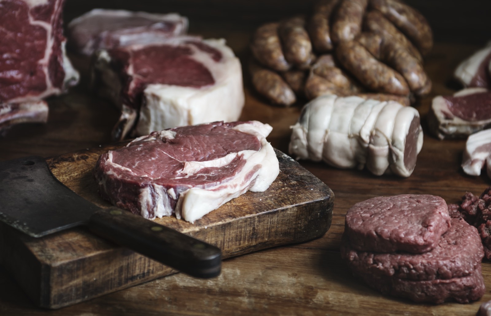 Fleisch und Würste auf einem Holztisch