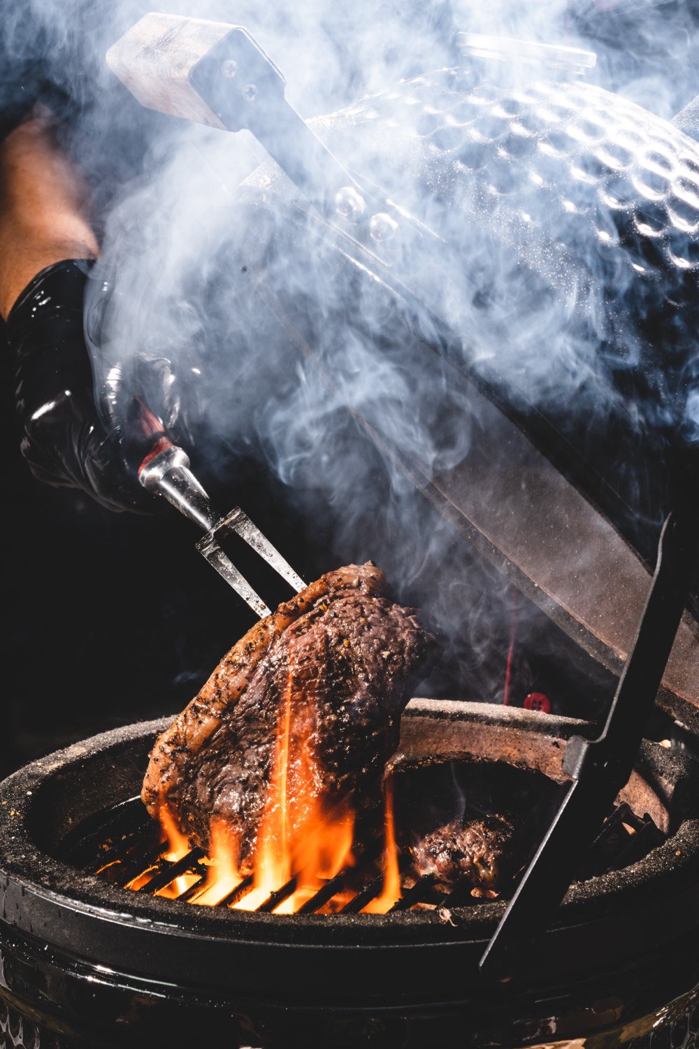 Steak über offener Flamme auf dem Grill