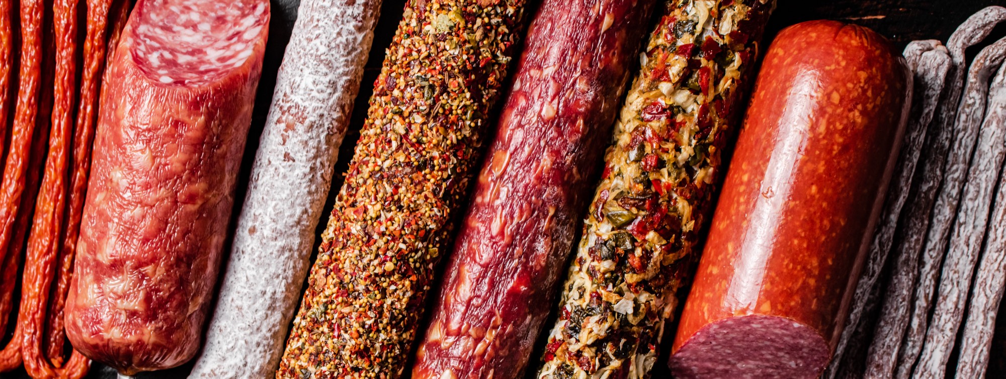 Verschiedene Salami- und Rohwurstsorten nebeneinander